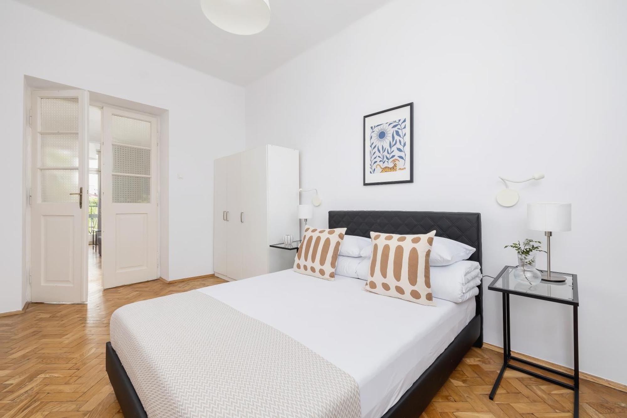 1-Bedroom Apartment With Balcony - Dluga 65 Krakow Bagian luar foto
