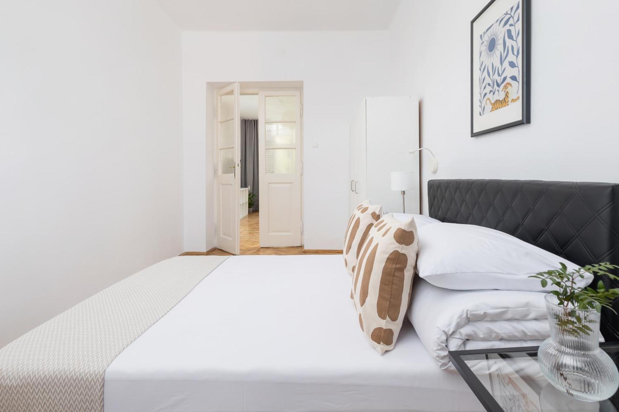 1-Bedroom Apartment With Balcony - Dluga 65 Krakow Bagian luar foto