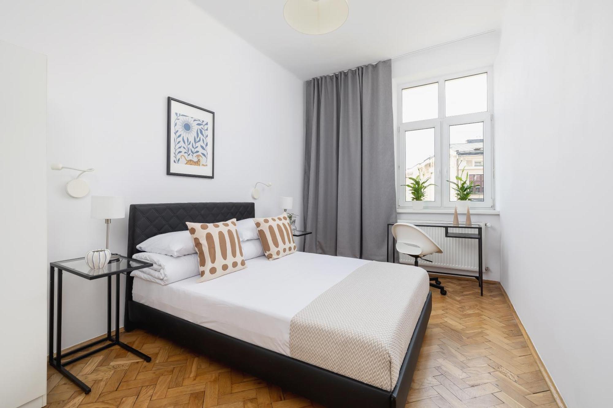 1-Bedroom Apartment With Balcony - Dluga 65 Krakow Bagian luar foto